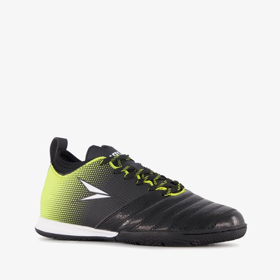 Chaussure de salle noire avec imprimé graphique jaune sur le côté et lacets jaunes. Semelle blanche.