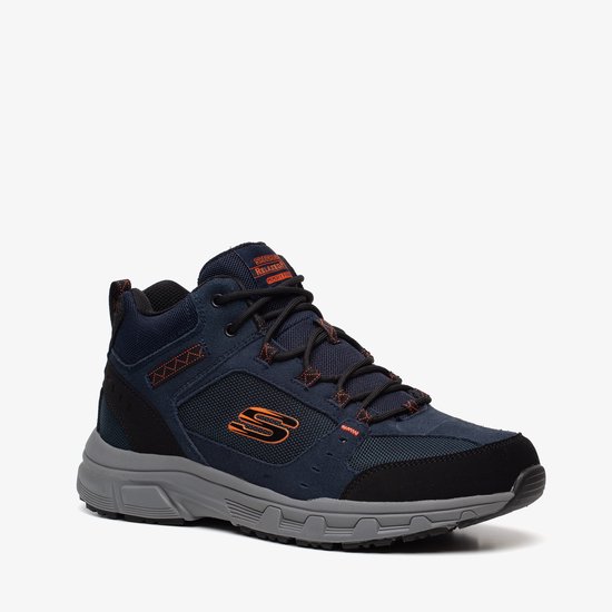 Schuin vooraanzicht van een blauwe mid-top wandelschoen met zwarte en grijze accenten, oranje S-logo en veters.