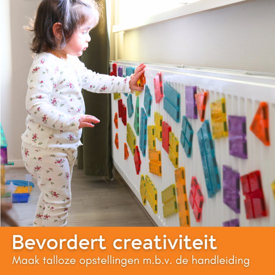 Kind speelt met magnetische tegels op een verwarming. Bevordert creativiteit. Maak talloze opstellingen m.b.v. de handleiding.