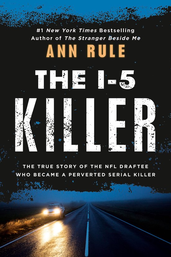 Couverture du livre 'The I-5 Killer' par Ann Rule. Une voiture roule sur une route sombre, phares allumés.
