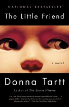 Boekcover van "The Little Friend" van Donna Tartt, met close-up van poppenogen en mond.