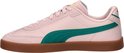 Lichtroze Puma sneaker met smaragdgroene streep en bruine zool.