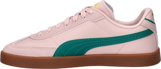 Lichtroze Puma sneaker met smaragdgroene streep en bruine zool.
