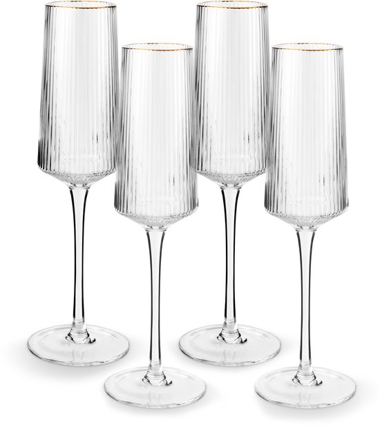 Quatre flûtes à champagne en verre avec des côtes verticales et un bord doré, sur fond blanc.