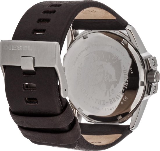 Achterkant van een zilverkleurig Diesel horloge met bruine lederen band. Gravures zichtbaar.
