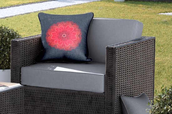 Sierkussen Mandala pour l'extérieur - mandala dahlia Oranje sur fond noir - 45x45 cm - Coussin de jardin carré résistant aux intempéries / coussin de salon de jardin en polyester