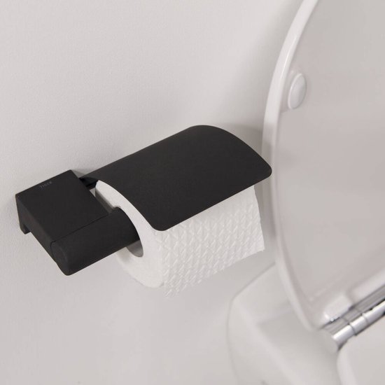 Porte-rouleau de toilette noir avec abattant de Tiger à côté d'une toilette.