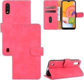 Voor Samsung Galaxy A01 (Wereldwijde versie) Effen kleur Huidgevoel Magnetische gesp Horizontale flip-kalftextuur PU-lederen tas met houder & kaartsleuven & portemonnee (Rose Red)
