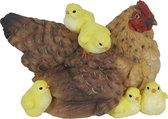 Dierenbeeld bruine kip/hen met kuikens 24 cm - Paasdecoratie/versiering - Dierenbeelden boerderij