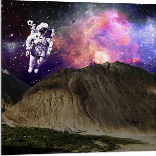 Dibond - Astronaut boven Rotsen met Galaxy Lucht - 80x80cm Foto op Aluminium (Wanddecoratie van metaal)