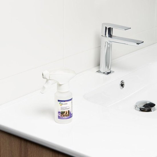 Kleine fles Secucare antislip spray naast een witte wastafel en een chromen kraan.