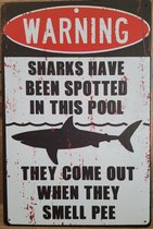 Warning Sharks in the Pool zwembad Reclamebord van metaal METALEN-WANDBORD - MUURPLAAT - VINTAGE - RETRO - HORECA- BORD-WANDDECORATIE -TEKSTBORD - DECORATIEBORD - RECLAMEPLAAT - WANDPLAAT - NOSTALGIE -CAFE- BAR -MANCAVE- KROEG- MAN CAVE
