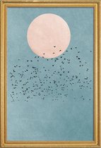 JUNIQE - Poster met houten lijst Fly Away - Een zwerm vogels en de