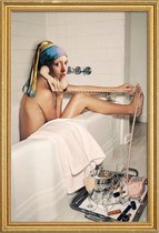 JUNIQE - Poster met houten lijst Girl with Pearl Earring Bath time