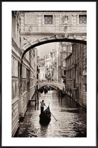 JUNIQE - Poster in kunststof lijst Gondel in Venetië -20x30 /Bruin &