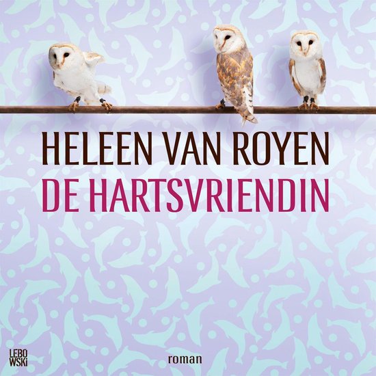 Boek 'De Hartsvriendin' van Heleen van Royen. Twee kerkuilen zitten op een stok boven de titel, met een derde uil aan de linkerkant. De achtergrond is paars met een patroon van dolfijnen.
