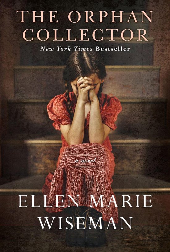 Boek 'The Orphan Collector' van Ellen Marie Wiseman met een meisje in rode jurk op een trap.