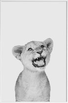 JUNIQE - Poster in kunststof lijst Leeuwenwelp - zwart-wit fotografie