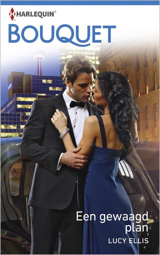 Man in smoking omhelst vrouw in blauwe jurk met glitterbandjes. Tekst: Een gewaagd plan, Lucy Ellis.