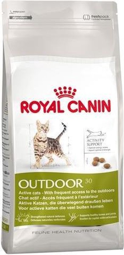 Royal Canin Outdoor 30 kattenvoer zak met een staande cyperse kat en groene elementen.