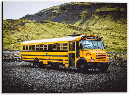 Dibond - Schoolbus tussen de Bergen - 40x30cm Foto op Aluminium (Wanddecoratie van metaal)