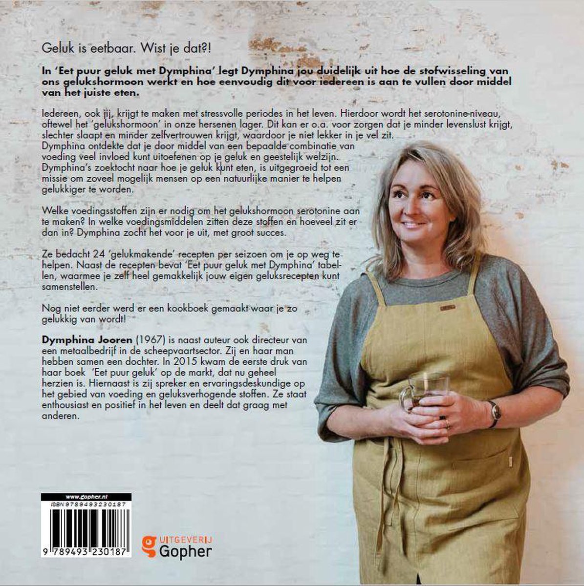 Vrouw met blonde krullen in schort, lacht en houdt mok vast. Boek 'Een puur geluk' van Dymphina Jooren.