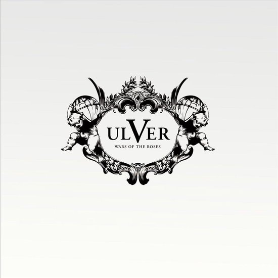 ULVER Wars Of The Roses logo met cherubijnen die bollen vasthouden in sierlijk frame.