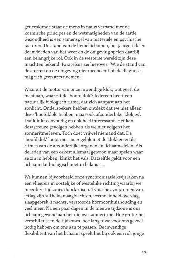 Tekstpagina uit een boek met informatie over de biologische klok en organen.
