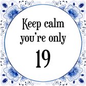 Verjaardag Tegeltje met Spreuk (19 jaar: Keep calm you're only 19 + cadeau verpakking & plakhanger