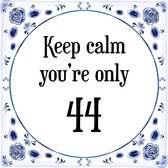 Verjaardag Tegeltje met Spreuk (44 jaar: Keep calm you're only 44 + cadeau verpakking & plakhanger