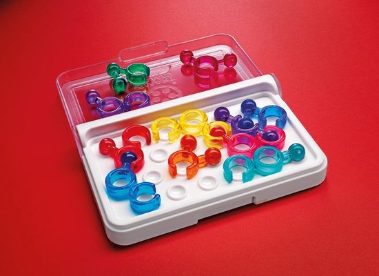 Gekleurde spelonderdelen van IQ Link in een open, wit doosje op rode achtergrond.