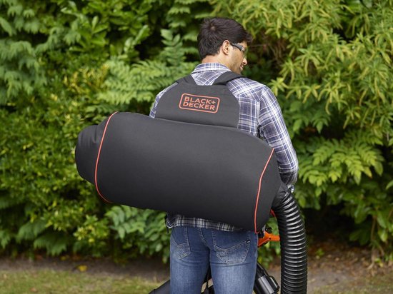 Man draagt een BLACK+DECKER rugzak-opvangzak voor de bladblazer.