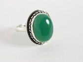 Bewerkte zilveren ring met groene onyx - maat 18