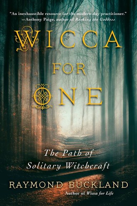 Boekomslag van 'Wicca for One' met een bosweg in mistig bos en gele tekst.