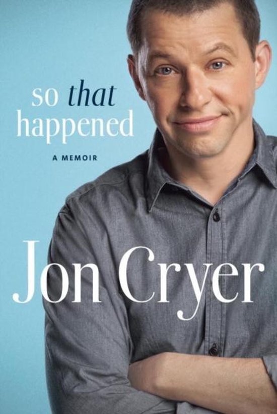 Boekhoes van "So That Happened" met een close-up van Jon Cryer, die een grijs overhemd draagt, tegen een lichtblauwe achtergrond.