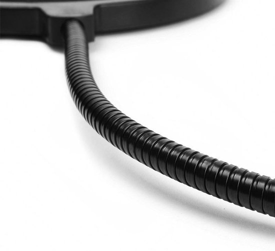 Detailopname van de geribbelde, flexibele zwanenhalsarm van een zwarte microfoon accessoire.