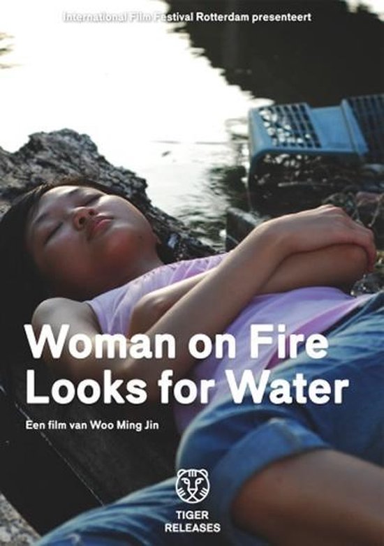 Cover van de film 'Woman On Fire Looks For Water'