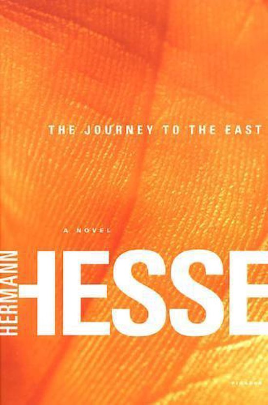 Boekomslag van The Journey to the East van Hermann Hesse, met de tekst "THE JOURNEY TO THE EAST" en "HERMANN HESSE" op een oranje achtergrond.