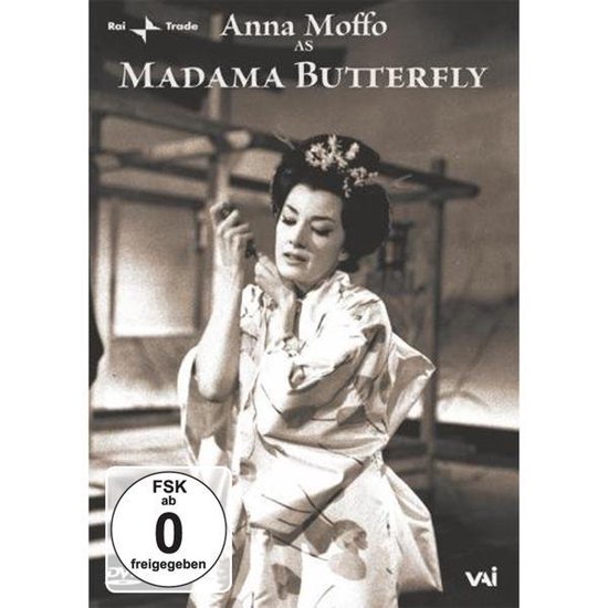 Anna Moffo als Madame Butterfly, in een kimono met bloemenmotief.