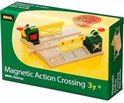 BRIO Railway Magnetic Action Crossing doos met houten treinbaanovergang met groen-gele slagbomen.