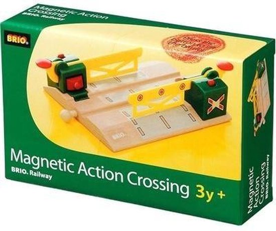 BRIO Railway Magnetic Action Crossing doos met houten treinbaanovergang met groen-gele slagbomen.