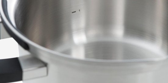 Close-up van de binnenzijde van een zilverkleurige kookpot met markering '1'.