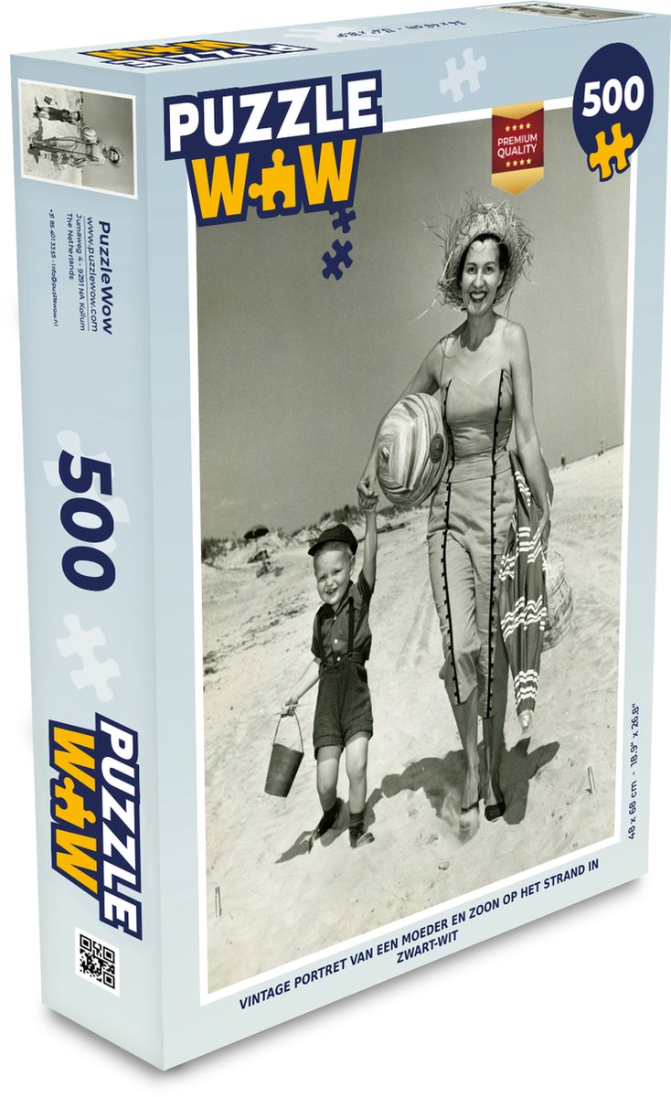 Afbeelding van product Puzzel 500 stukjes Vintage Vakantie - Vintage portret van een moeder en zoon op het strand in zwart-wit - PuzzleWow heeft +100000 puzzels
