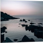 Forex - Rotsen in het Meer - 80x80cm Foto op Forex