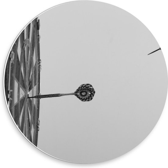 Forex Wandcirkel - Dartbordmet Vliegende Dartpijl (zwart/wit) - 30x30cm Foto op Wandcirkel (met ophangsysteem)