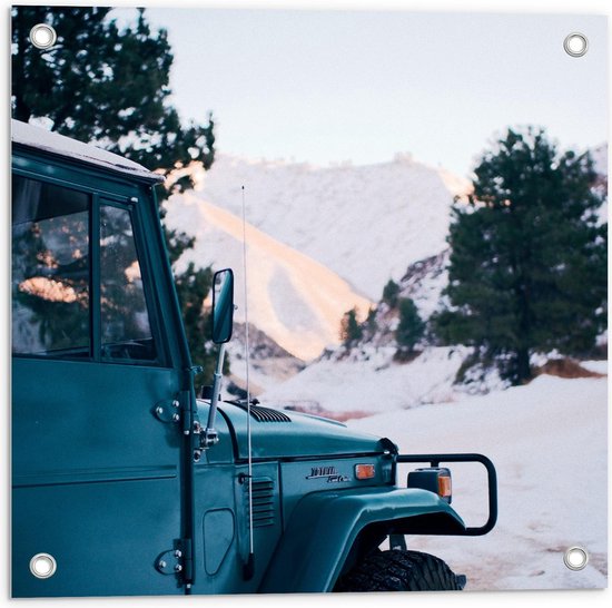 Tuinposter – Truck in Sneeuwgebied - 50x50cm Foto op Tuinposter  (wanddecoratie voor buiten en binnen)