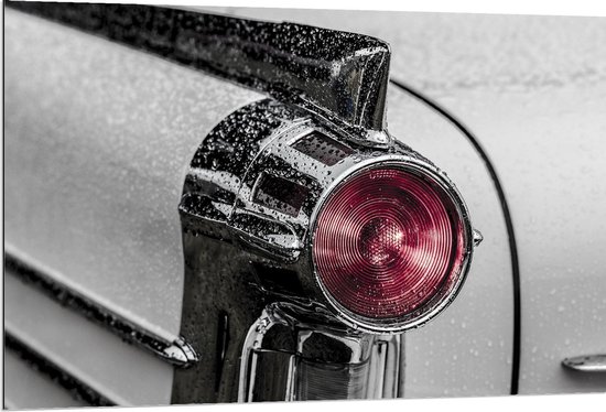 Dibond - Lamp van Auto met Regen - 120x80cm Foto op Aluminium (Wanddecoratie van metaal)