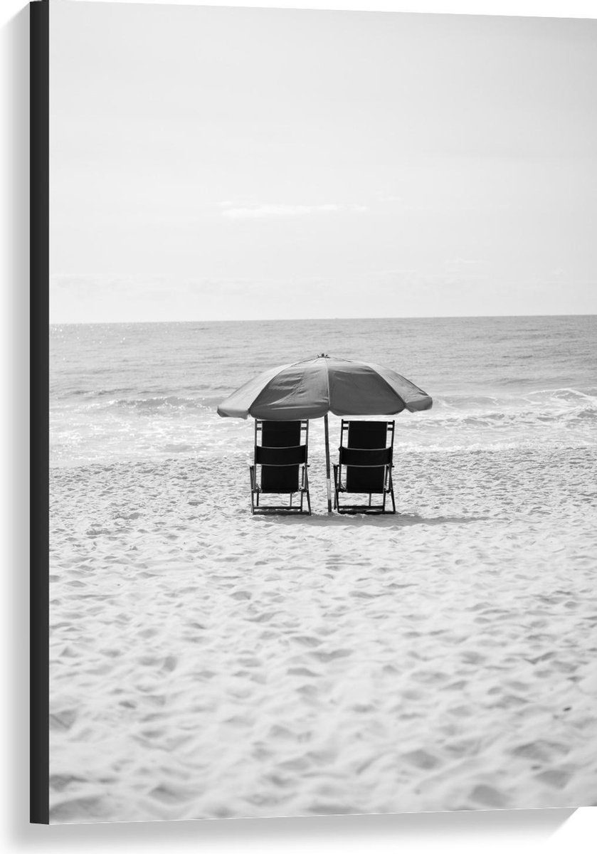 Canvas  - Stoeltjes op het Strand met Parasol (zwart/wit) - 60x90cm Foto op Canvas Schilderij (Wanddecoratie op Canvas)