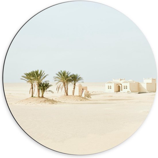 Dibond Wandcirkel - Palmbomen met Wit Huisje op Zandvlakte - 70x70cm Foto op Aluminium Wandcirkel (met ophangsysteem)