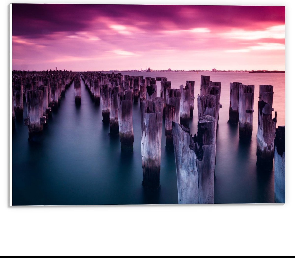 Forex - Houten Palen in de Zee met een Mooie Zonsondergang - 40x30cm Foto op Forex
